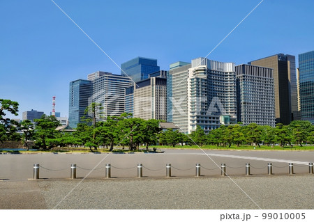 皇居前広場と丸の内、大手町のビル群 皇居前広場と丸の内、大手町のビル群 99010005