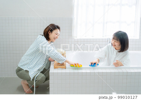 お風呂を掃除する親子 99010127