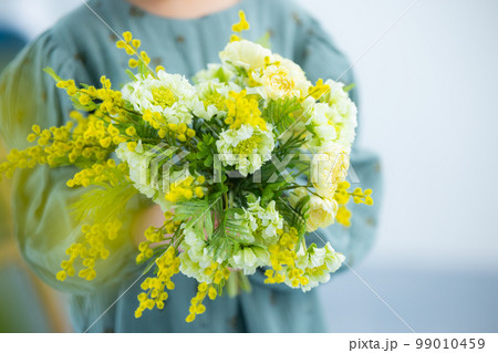 ミモザの花束を持った女の子 99010459