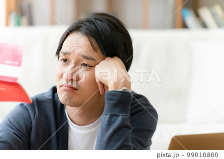 悩むミドル男性 99010800