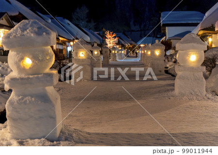 雪景色の大内宿 雪まつり 雪灯篭のある街並み 福島県下郷町 雪景色の大内宿 雪まつり 雪灯篭のある街並み 福島県下郷町 99011944