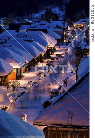 雪景色の大内宿　雪まつり　雪灯篭のある街並み　福島県下郷町 99011955