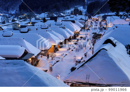 雪景色の大内宿 雪まつり 雪灯篭のある街並み 福島県下郷町 雪景色の大内宿 雪まつり 雪灯篭のある街並み 福島県下郷町 99011966