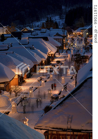 雪景色の大内宿 雪まつり 雪灯篭のある街並み 福島県下郷町 雪景色の大内宿 雪まつり 雪灯篭のある街並み 福島県下郷町 99011971