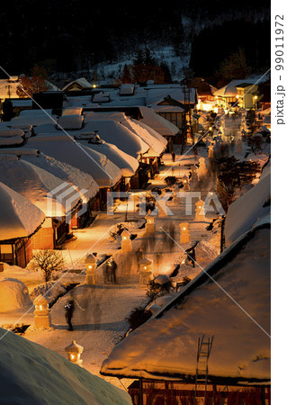 雪景色の大内宿 雪まつり 雪灯篭のある街並み 福島県下郷町 雪景色の大内宿 雪まつり 雪灯篭のある街並み 福島県下郷町 99011972