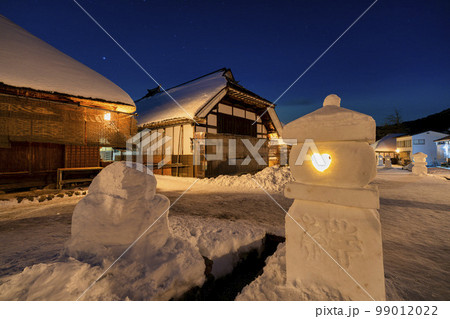 雪景色の大内宿 雪まつり 雪灯篭のある街並み 福島県下郷町 雪景色の大内宿 雪まつり 雪灯篭のある街並み 福島県下郷町 99012022