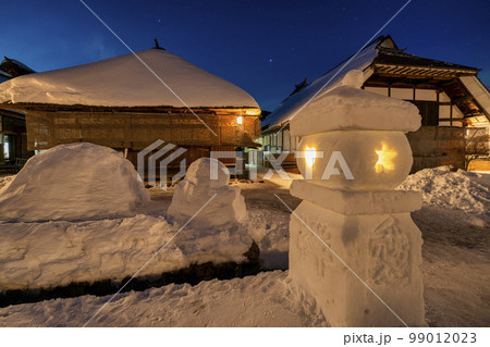 雪景色の大内宿 雪まつり 雪灯篭のある街並み 福島県下郷町 雪景色の大内宿 雪まつり 雪灯篭のある街並み 福島県下郷町 99012023