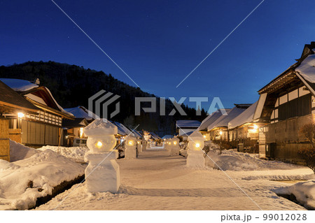 雪景色の大内宿　雪まつり　雪灯篭のある街並み　福島県下郷町 99012028