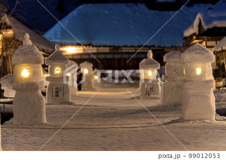 雪景色の大内宿　雪まつり　雪灯篭のある街並み　福島県下郷町 99012053
