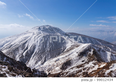 冬の那須岳登山剣ヶ峰から茶臼山を望む 99012434