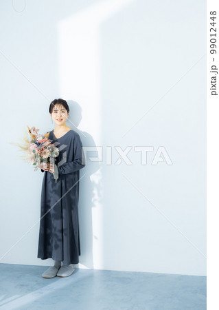 花束を持つグレーのワンピースの女性 花束を持つグレーのワンピースの女性 99012448
