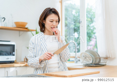 指を切る女性　キッチン　包丁 99012515