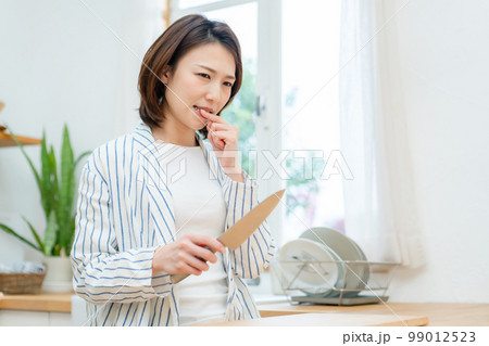 指を切る女性　キッチン　包丁 99012523