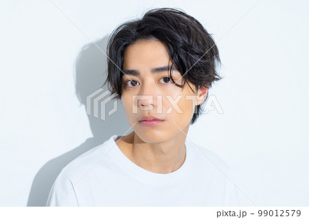 白いTシャツの男性 20代 白いTシャツの男性 20代 99012579