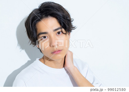 白いTシャツの男性 20代 白いTシャツの男性 20代 99012580