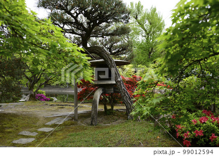 京都仙洞御所 南池の三脚雪見燈籠(寒水石石灯籠) 京都仙洞御所 南池の三脚雪見燈籠(寒水石石灯籠) 99012594