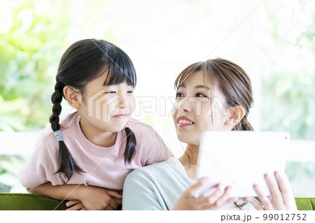 親子 母子 家族 ファミリー 女性 母親 子供 親子 母子 家族 ファミリー 女性 母親 子供 99012752