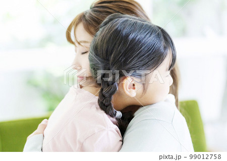 親子　母子　家族　ファミリー　女性　母親　子供 99012758