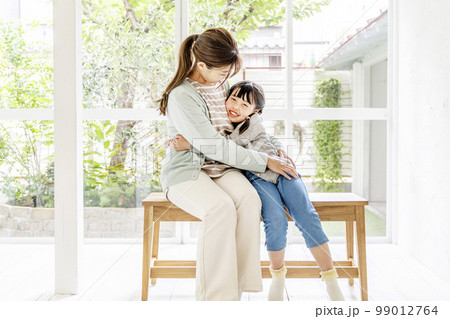 親子 母子 家族 ファミリー 女性 母親 子供 親子 母子 家族 ファミリー 女性 母親 子供 99012764