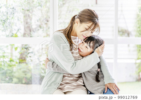 親子　母子　家族　ファミリー　女性　母親　子供 99012769