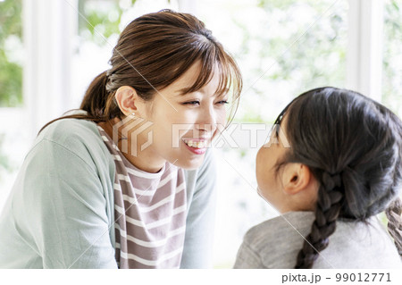 親子　母子　家族　ファミリー　女性　母親　子供 99012771