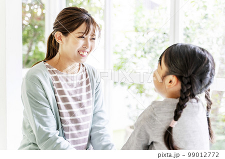 親子 母子 家族 ファミリー 女性 母親 子供 親子 母子 家族 ファミリー 女性 母親 子供 99012772