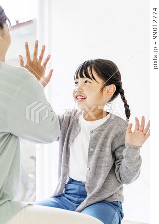 親子 母子 家族 ファミリー 女性 母親 子供 親子 母子 家族 ファミリー 女性 母親 子供 99012774