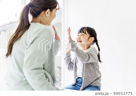 親子　母子　家族　ファミリー　女性　母親　子供 99012775