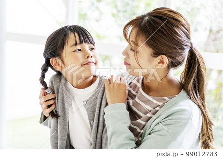 親子　母子　家族　ファミリー　女性　母親　子供 99012783