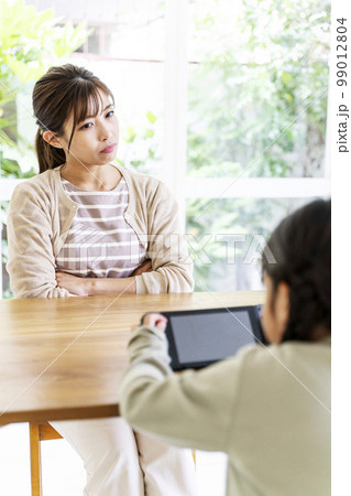 子供に怒る母親 99012804