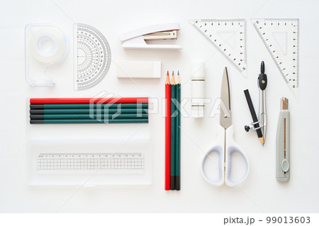 さまざまな種類の文房具の集合写真 さまざまな種類の文房具の集合写真 99013603
