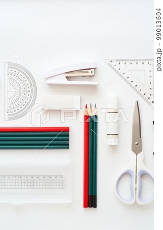 さまざまな種類の文房具の集合写真 さまざまな種類の文房具の集合写真 99013604