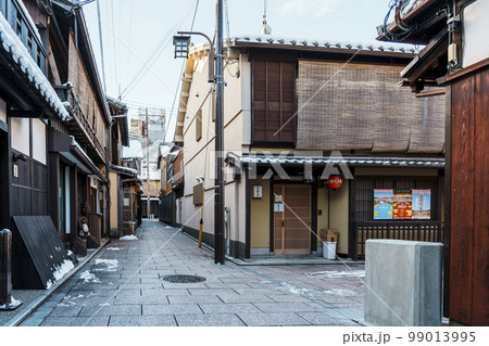 祇園　花見小路　雪が残る冬の朝 99013995