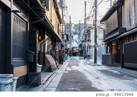 祇園 花見小路 雪が残る冬の朝 祇園 花見小路 雪が残る冬の朝 99013998