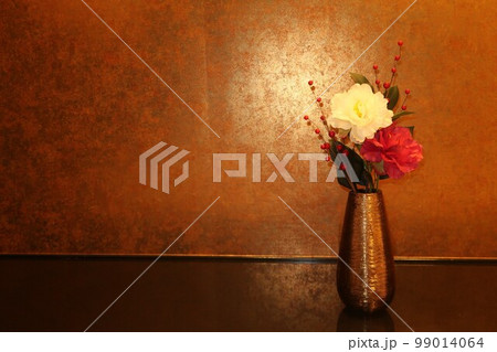 華やかな和空間の生け花 華やかな和空間の生け花 99014064