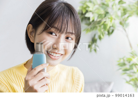 自宅でウォーターピーラーを使う若い女性 自宅でウォーターピーラーを使う若い女性 99014163