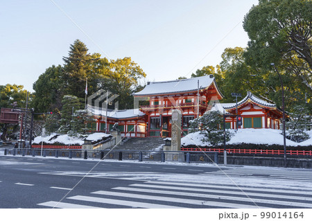 積雪の京都市東山の八坂神社西楼門 99014164