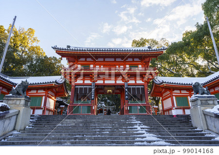 積雪の京都市東山の八坂神社西楼門 積雪の京都市東山の八坂神社西楼門 99014168