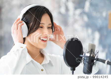 若い女性ポートレート(ボーカル、ナレーター 若い女性ポートレート(ボーカル、ナレーター 99014245