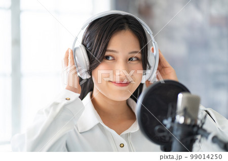 若い女性ポートレート(ボーカル、ナレーター 若い女性ポートレート(ボーカル、ナレーター 99014250