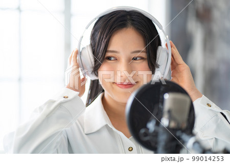 若い女性ポートレート(ボーカル、ナレーター 若い女性ポートレート(ボーカル、ナレーター 99014253