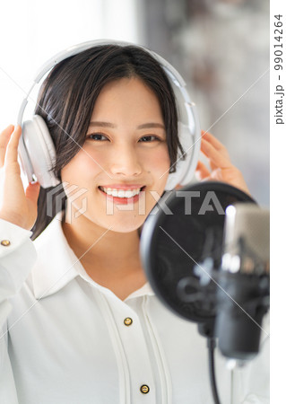 若い女性ポートレート（ボーカル、ナレーター 99014264