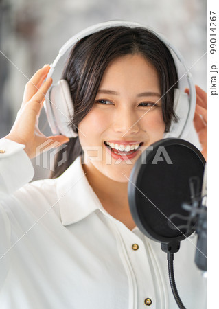 若い女性ポートレート(ボーカル、ナレーター 若い女性ポートレート(ボーカル、ナレーター 99014267