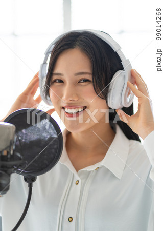 若い女性ポートレート(ボーカル、ナレーター 若い女性ポートレート(ボーカル、ナレーター 99014268