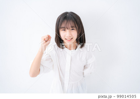 女の子 小学生 ガッツポーズ 俯瞰 女の子 小学生 ガッツポーズ 俯瞰 99014505