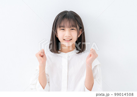 女の子　小学生　ガッツポーズ 99014508
