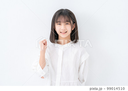 女の子　小学生　ガッツポーズ 99014510