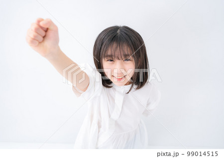 女の子　小学生　ガッツポーズ　俯瞰 99014515