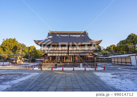 京都 八坂神社　舞殿・本殿　積雪が美しい冬の朝 99014712
