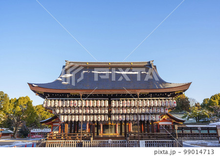 京都 八坂神社　舞殿・本殿　積雪が美しい冬の朝 99014713